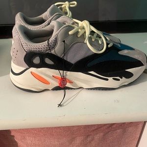 Yeezy Wave Runners 700 100% authentic worn twice*